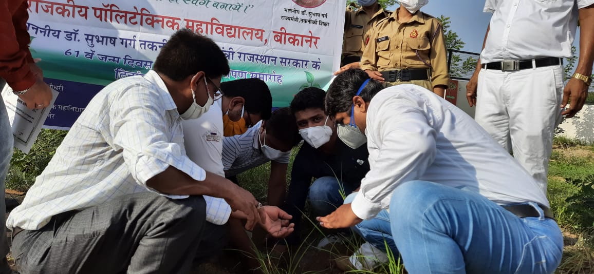 RpctaB's tweet photo. 74 वें स्वतन्त्रता दिवस व माननीय तकनीकी शिक्षा मंत्री महोदय @drsubhashg जी के 61वें जन्म दिवस के उपलक्ष में राजकीय पॉलिटेक्निक महाविद्यालय बीकानेर द्वारा पौधा रोपण किया ग���ा। 
#डॉ_सुभाष_गर्ग_साहब_को_जन्म_दिवस_की_हार्दिक_बधाई 
@MahboobAliPath6 
@RPCTA1 https://t.co/bWCivMaakB