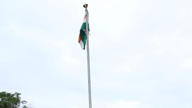 RSSorg's tweet photo. On the auspicious occasion of the 74th #IndependenceDay, Pujaneeya Sarsanghchalak, Dr. Mohanji Bhagwat hoisted the tricolour at the Mahal ( Nagpur ) karyalaya. Nagpur Mahanagar Sanghchalak Sri Rajesh ji Loya was also present on the occasion. https://t.co/MYivOtdv6c