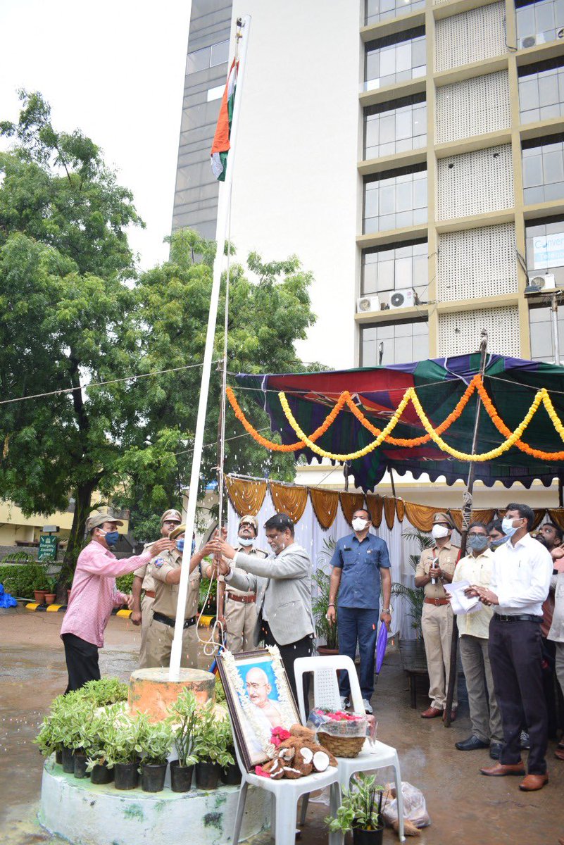 arvindkumar_ias's tweet photo. Flag hoisting at 
1. Osmania university (#OU)
2. O/o @IPRTelangana 
3.  MAUD office complex, Masab Tank &amp;
4. @HMDA_Gov office at Ameerpet 

Happy Independence Day 🇮🇳 https://t.co/0pmWR4EDuv