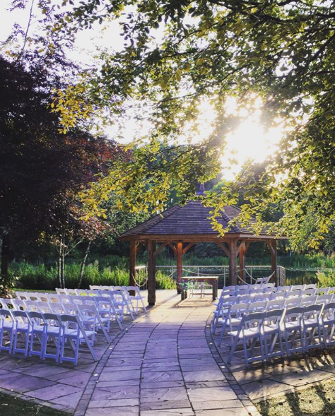Book a personal show round of our incredible wedding venue 💍⁠
⁠
From blossoming spring nuptials, summer lakeside ceremonies and magical winter weddings moddershalloaks.com/wedding-venue-…