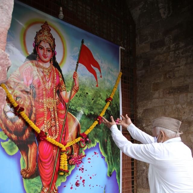 RSSorg's tweet photo. On the auspicious occasion of the 74th #IndependenceDay, Pujaneeya Sarsanghchalak, Dr. Mohanji Bhagwat hoisted the tricolour at the Mahal ( Nagpur ) karyalaya. Nagpur Mahanagar Sanghchalak Sri Rajesh ji Loya was also present on the occasion. https://t.co/MYivOtdv6c