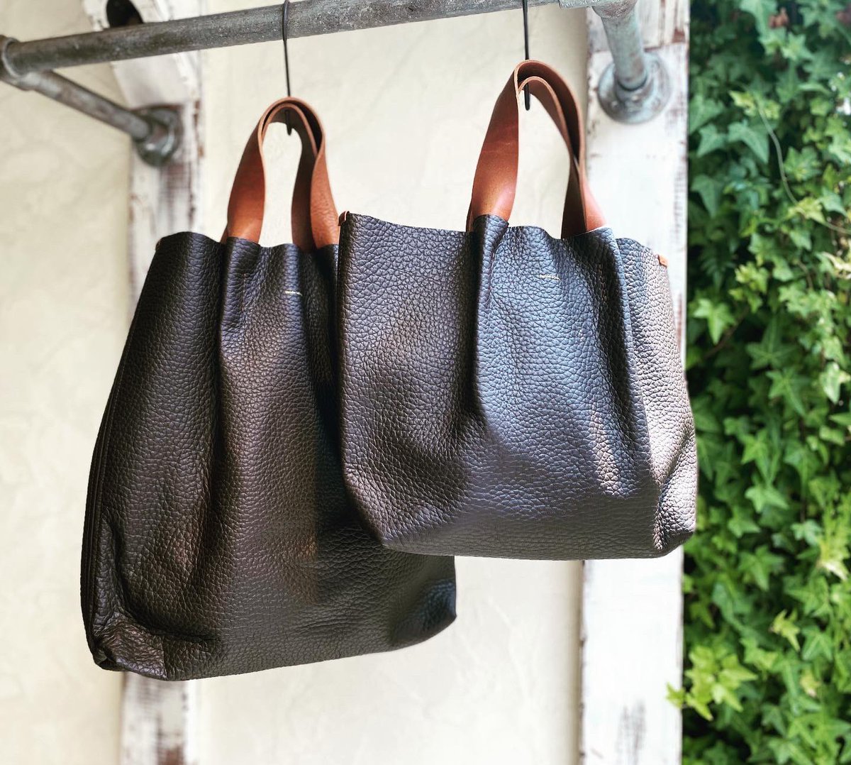nestRobeCONFECT's tweet photo. HenderScheme / piano bag medium . large
胴にはシボ押しのカウレザー、ハンドルにはベジタブルタンニン鞣しのカウレザーを使用しています。
程よいサイズ感は男女兼用でお持ちいただけます。
#Henderscheme
#confect
#pianobag
#表参道 https://t.co/zQlx8Y5Vhd
