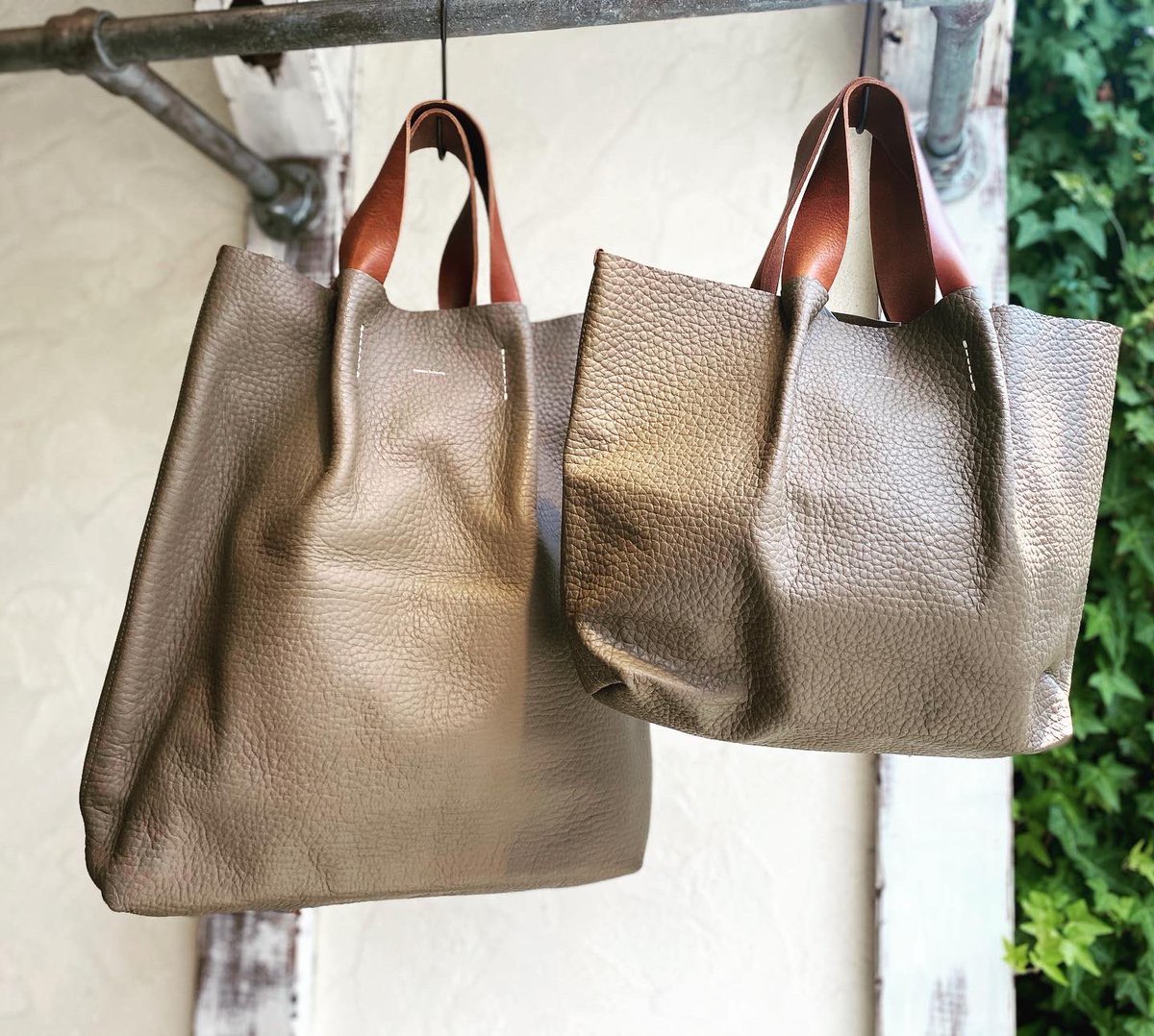 nestRobeCONFECT's tweet photo. HenderScheme / piano bag medium . large
胴にはシボ押しのカウレザー、ハンドルにはベジタブルタンニン鞣しのカウレザーを使用しています。
程よいサイズ感は男女兼用でお持ちいただけます。
#Henderscheme
#confect
#pianobag
#表参道 https://t.co/zQlx8Y5Vhd