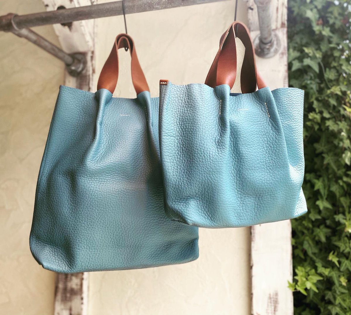nestRobeCONFECT's tweet photo. HenderScheme / piano bag medium . large
胴にはシボ押しのカウレザー、ハンドルにはベジタブルタンニン鞣しのカウレザーを使用しています。
程よいサイズ感は男女兼用でお持ちいただけます。
#Henderscheme
#confect
#pianobag
#表参道 https://t.co/zQlx8Y5Vhd