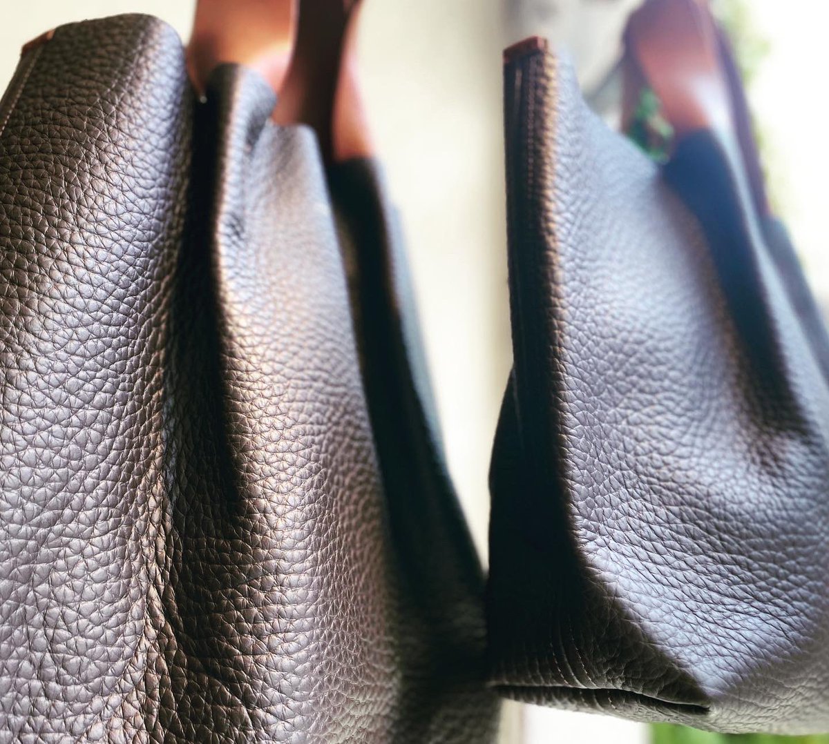 nestRobeCONFECT's tweet photo. HenderScheme / piano bag medium . large
胴にはシボ押しのカウレザー、ハンドルにはベジタブルタンニン鞣しのカウレザーを使用しています。
程よいサイズ感は男女兼用でお持ちいただけます。
#Henderscheme
#confect
#pianobag
#表参道 https://t.co/zQlx8Y5Vhd