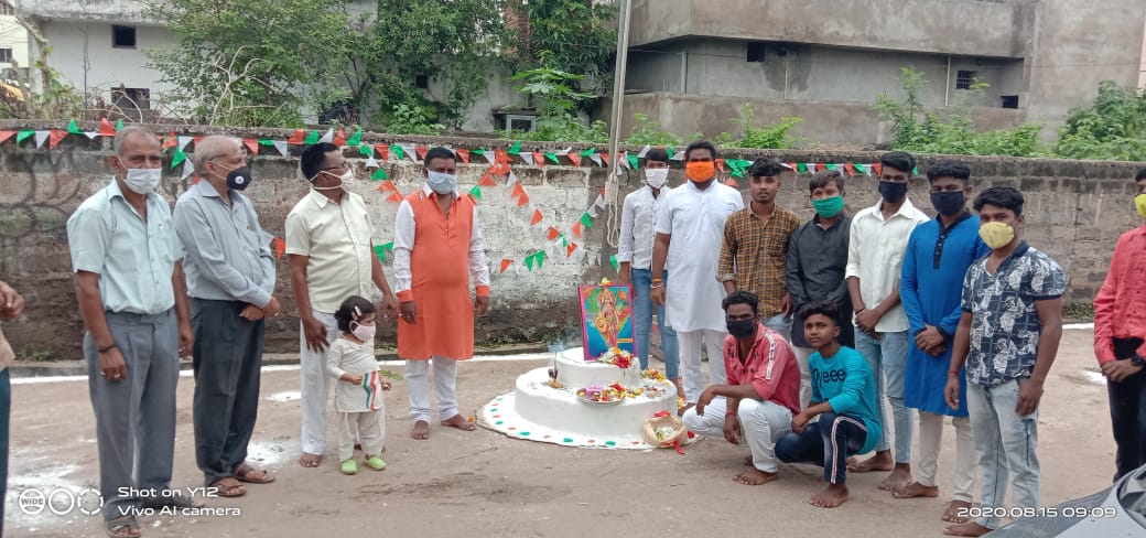 PulkitBagh's tweet photo. #स्वतंत्रता_दिवस 
स्वतंत्रता दिवस के अवसर पर सिध्देश्वरी नगर भगवा चौक में राष्ट्रीय ध्वज फहरा कर ध्वज वंदन किया गया #आप_सभी_देशवासीयों_को_74_वें_स्वतंत्रता_दिवस_की_हार्दिक_बधाई_एवं_शुभकामनाएं https://t.co/cTMpnEMpfx