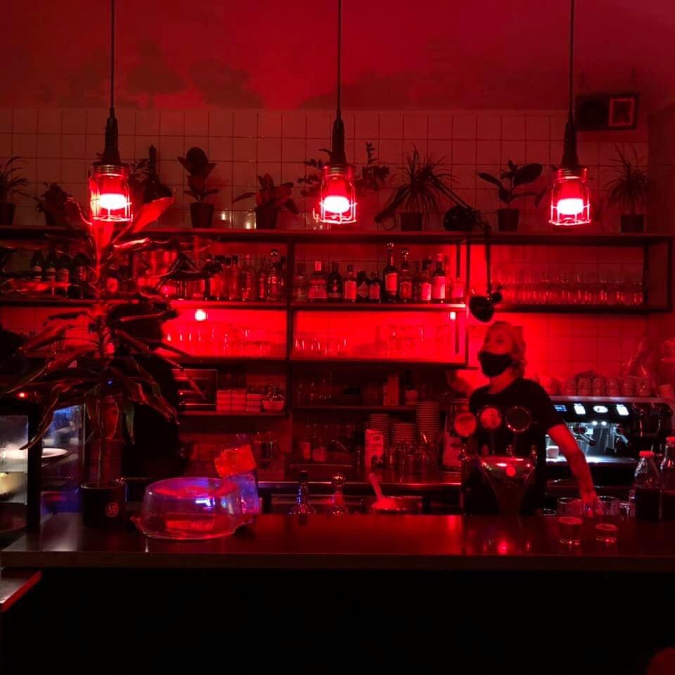 Pritlicje's tweet photo. Včeraj smo prižgali_e rdeče luči v podporo cca 30.000 delavkam_cem, ki delajo v glasbeni industriji in kulturi. 💡
#WeMakeEvents #RedAlertDay #LightItInRed #PustiteNasDelat https://t.co/cLfl1gcF0E