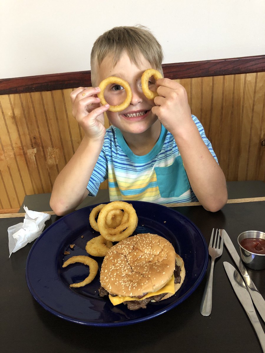 RDKMann's tweet photo. My date this evening was a little quirky but he crushed an adult-sized mushroom cheeseburger like a BOSS. #MomLife #DadWorksNightsNow #cheeseburgers #sixyearsold #totalgoof https://t.co/UnbkXSQfBe
