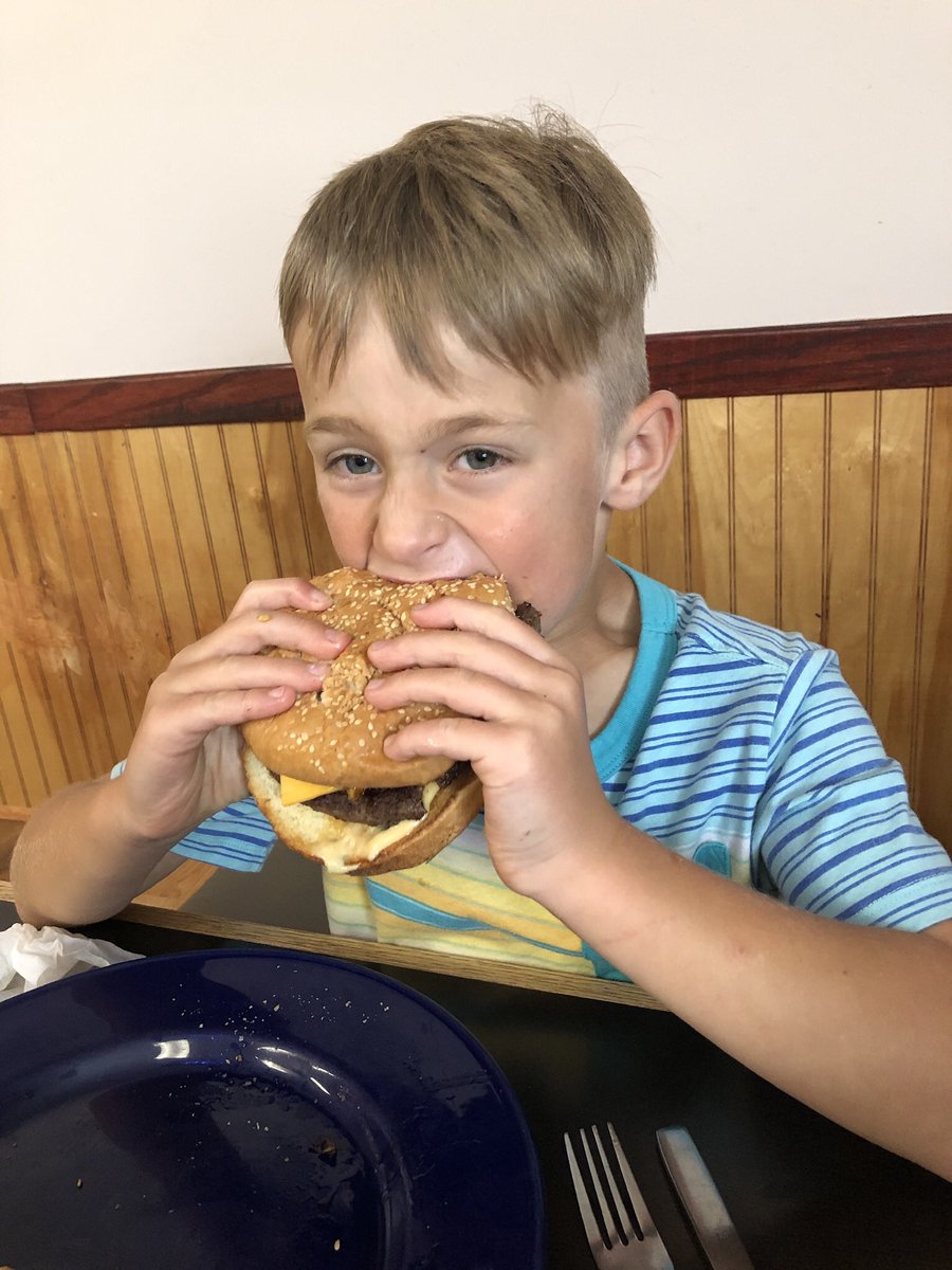 RDKMann's tweet photo. My date this evening was a little quirky but he crushed an adult-sized mushroom cheeseburger like a BOSS. #MomLife #DadWorksNightsNow #cheeseburgers #sixyearsold #totalgoof https://t.co/UnbkXSQfBe
