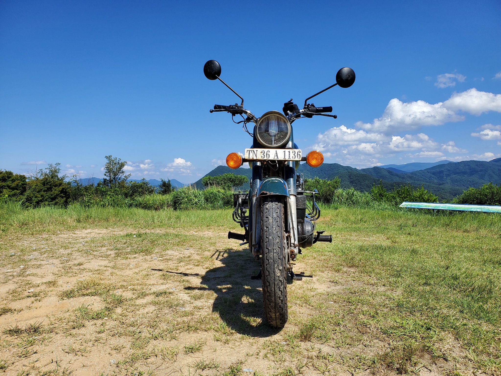 フォレスト 単気筒 空冷 4速 右ﾁｪﾝｼﾞ 軽油ﾊﾞｲｸです ﾃﾞｨｰｾﾞﾙｴﾝｼﾞﾝのﾊﾞｲｸは実用性ありませんよ 負荷かかると黒煙ﾓﾘﾓﾘで出ます そのへんのﾄﾗｯｸも真っ青w ｽﾋﾟｰﾄﾞは原付と一緒ぐらいです 50ccのw 浪漫しかないﾊﾞｲｸになります 前後左右の写真です