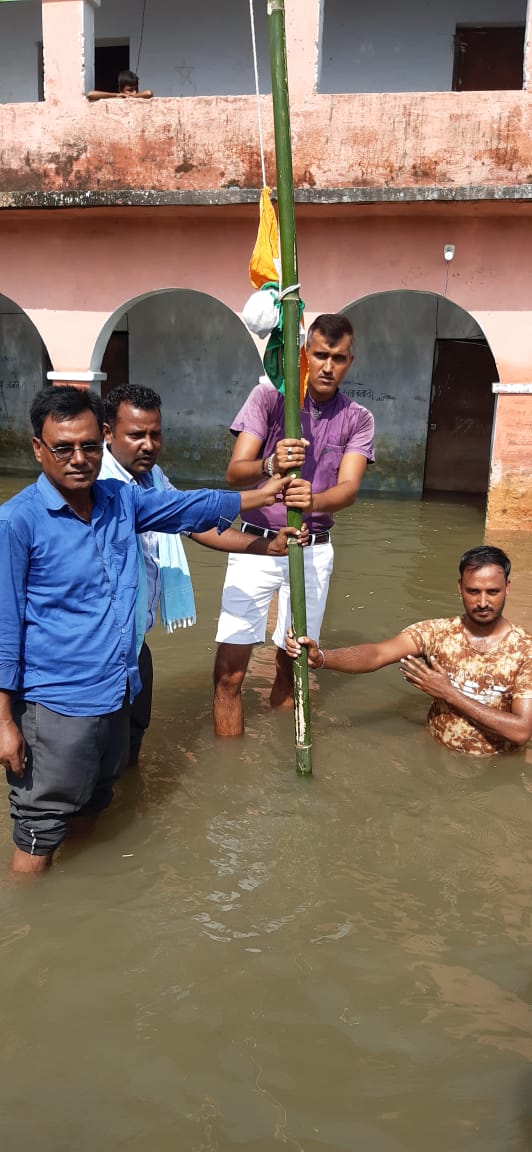This pic came from flood effected area in गोपालपुर Kothi siwan Bihar, where it has been seen the dedication, petrotism and respect of our national flag and our country. Really i salute their efforts and petrotism. JAI HIND🇮🇳🇮🇳🇮🇳