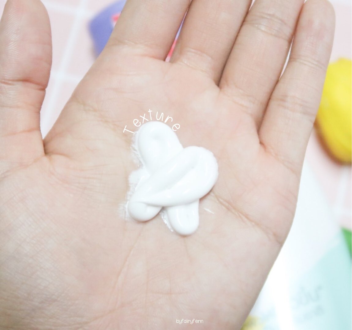 byfairyfern's tweet photo. เห็นขวดน่ารักเป็นต้องหยิบตลอด โลชั่นมิสทินตัวใหม่ใน 7-11 กลิ่นหอมแป้งเด็ก ละมุนมากกก หอมติดผิวสุดๆมีแต่คนทัก ตัวนี้ทาแล้วปรับผิวขาวขึ้นด้วย น้องๆทาไปโรงเรียนได้ ไม่โป๊ะแน่นอน ราคา 25 บาทเองจ้า #รีวิวเซเว่น #ฉันจะขาว https://t.co/asBZpRtXns