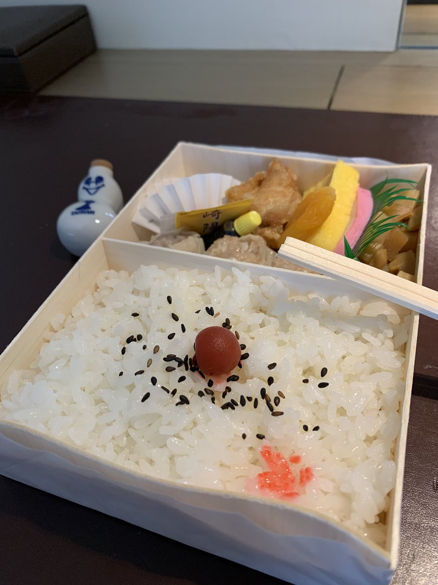 のとや 崎陽軒の台湾版シウマイ弁当を食す あまり横浜のシウマイ弁当を食べた記憶がないのでどこがどう違うのか シウマイの数が少なく焼き魚が入っていない ご飯が俵型ではない たけのこが多い 値段はこちらの方が安い 約700円 温かいというのが