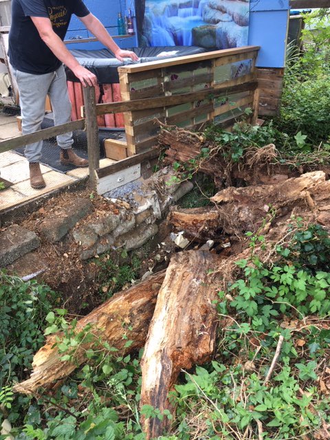 MariaHerlihyEA's tweet photo. Cotswold and Vale Field team clearing a rotten tree at #Bablock Hythe caravan park this week ,#storm #TeamEA .Great work by all.@EnvAgencySE @MarkHill03 @wifo_ea @TobyWillisonEA @sarahchareEA https://t.co/jmQSMaq2ed