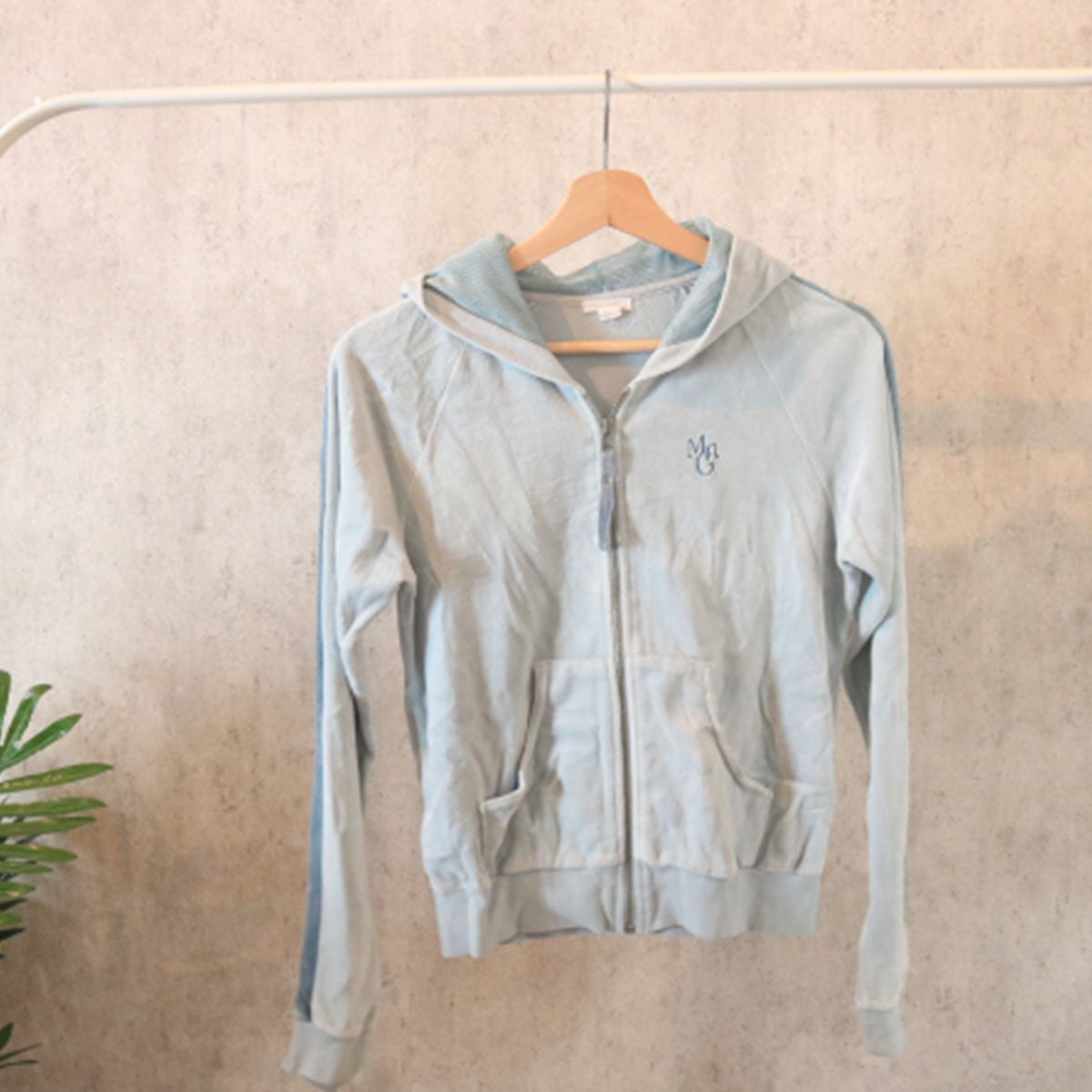 j02 - mango jeans jacketsuede, net hoodielight blue with dark blue striped on the side60,000 (details on rep)