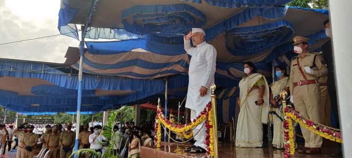 ShivaramHebbar's tweet photo. ಇಂದು ಕಾರವಾರದ ಪೋಲಿಸ್ ಪರೇಡ್ ಮೈದಾನದಲ್ಲಿ 74 ನೇ ಸ್ವಾತಂತ್ರ್ಯ ದಿನದ ಅಂಗವಾಗಿ ಧ್ವಜಾರೋಹಣ ನೆರವೇರಿಸಿ, ಜಿಲ್ಲೆಯ ಜನತೆಯನ್ನು ಉದ್ದೇಶಿಸಿ ಭಾಷಣ ಮಾಡಲಾಯಿತು.

ಈ ಸಂದರ್ಭದಲ್ಲಿ ವಿವಿಧ ಕ್ಷೇತ್ರದಲ್ಲಿ ಸಾಧನೆ ಮಾಡಿದ ಜಿಲ್ಲೆಯ ಹೆಮ್ಮೆಯ ಸಾಧಕರನ್ನು ಸನ್ಮಾನಿಸಿ ಗೌರವಿಸಲಾಯಿತು. https://t.co/Tlcd5KRhdp