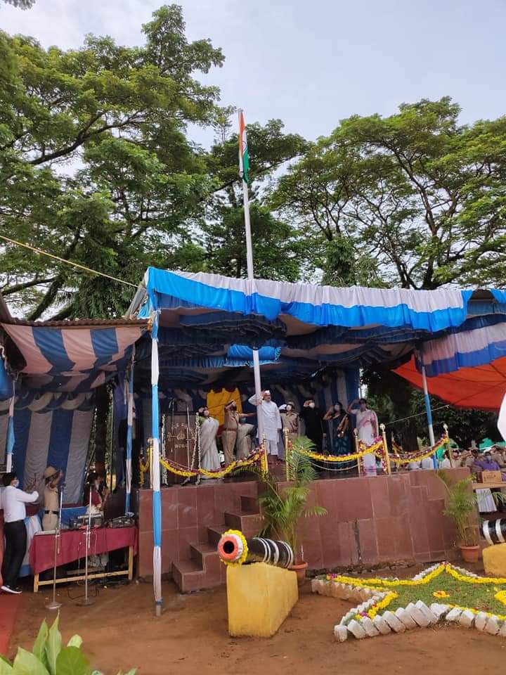 ShivaramHebbar's tweet photo. ಇಂದು ಕಾರವಾರದ ಪೋಲಿಸ್ ಪರೇಡ್ ಮೈದಾನದಲ್ಲಿ 74 ನೇ ಸ್ವಾತಂತ್ರ್ಯ ದಿನದ ಅಂಗವಾಗಿ ಧ್ವಜಾರೋಹಣ ನೆರವೇರಿಸಿ, ಜಿಲ್ಲೆಯ ಜನತೆಯನ್ನು ಉದ್ದೇಶಿಸಿ ಭಾಷಣ ಮಾಡಲಾಯಿತು.

ಈ ಸಂದರ್ಭದಲ್ಲಿ ವಿವಿಧ ಕ್ಷೇತ್ರದಲ್ಲಿ ಸಾಧನೆ ಮಾಡಿದ ಜಿಲ್ಲೆಯ ಹೆಮ್ಮೆಯ ಸಾಧಕರನ್ನು ಸನ್ಮಾನಿಸಿ ಗೌರವಿಸಲಾಯಿತು. https://t.co/Tlcd5KRhdp