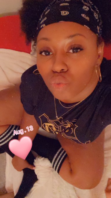 #HarryPotterAtHome In my Harry Potter shirt and long socks I love my life 😜🥰💯 https://t.co/zsh1eJx04<a href="/tag/harrypotterathome"class="tags">#HarryPotterAtHome</a>