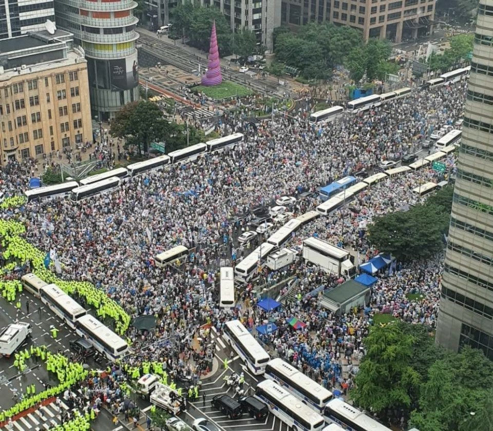 2020-8-15, Seoul. People are overflowing out of the Gwanghwamun Plaza. Don't believe some media saying it's only 500 people, because it's definitely more.
People demand Moon Jae-in out &amp; calling him a dictator. Power has been consolidating. Green=police.