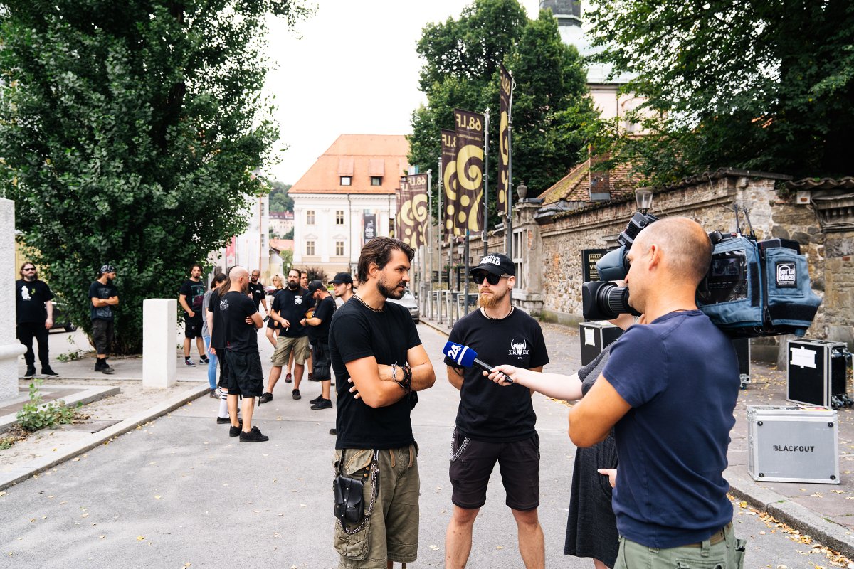 alpner_photo's tweet photo. Slovenia joins #WeMakeEvents campaign to raise public and media awareness in support of the live events sector. Photographs taken in Ljubljana, Slovenia on August 14th, 2020. © @marko_alpner
#LightItInRed #RedAlertDay #PustiteNasDelat #fotografske https://t.co/Py73hGhRav