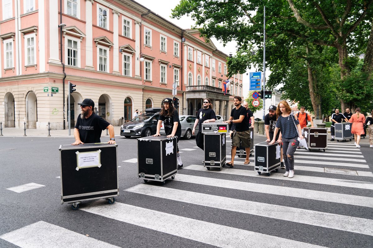 alpner_photo's tweet photo. Slovenia joins #WeMakeEvents campaign to raise public and media awareness in support of the live events sector. Photographs taken in Ljubljana, Slovenia on August 14th, 2020. © @marko_alpner
#LightItInRed #RedAlertDay #PustiteNasDelat #fotografske https://t.co/Py73hGhRav