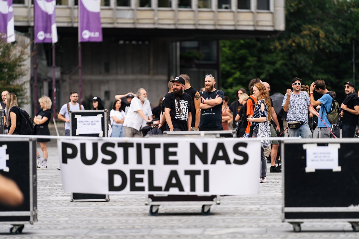 alpner_photo's tweet photo. Slovenia joins #WeMakeEvents campaign to raise public and media awareness in support of the live events sector. Photographs taken in Ljubljana, Slovenia on August 14th, 2020. © @marko_alpner
#LightItInRed #RedAlertDay #PustiteNasDelat #fotografske https://t.co/a05TNAsm3U