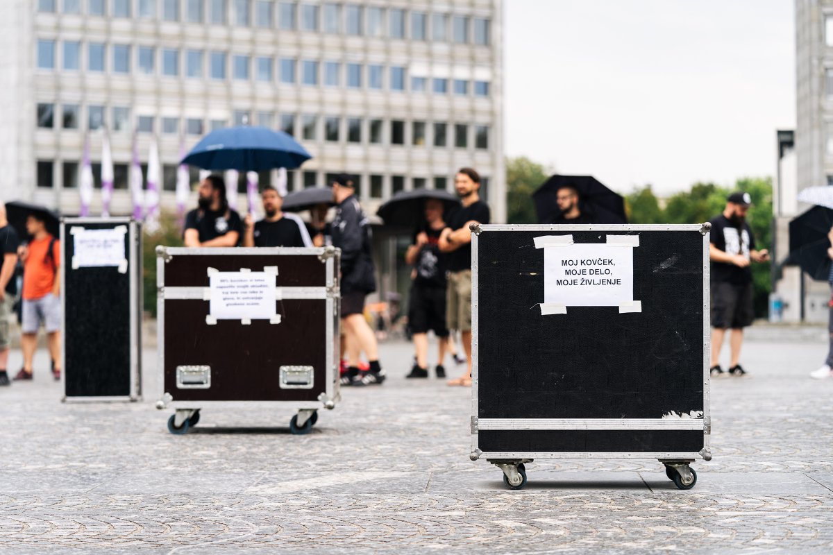 alpner_photo's tweet photo. Slovenia joins #WeMakeEvents campaign to raise public and media awareness in support of the live events sector. Photographs taken in Ljubljana, Slovenia on August 14th, 2020. © @marko_alpner
#LightItInRed #RedAlertDay #PustiteNasDelat #fotografske https://t.co/a05TNAsm3U