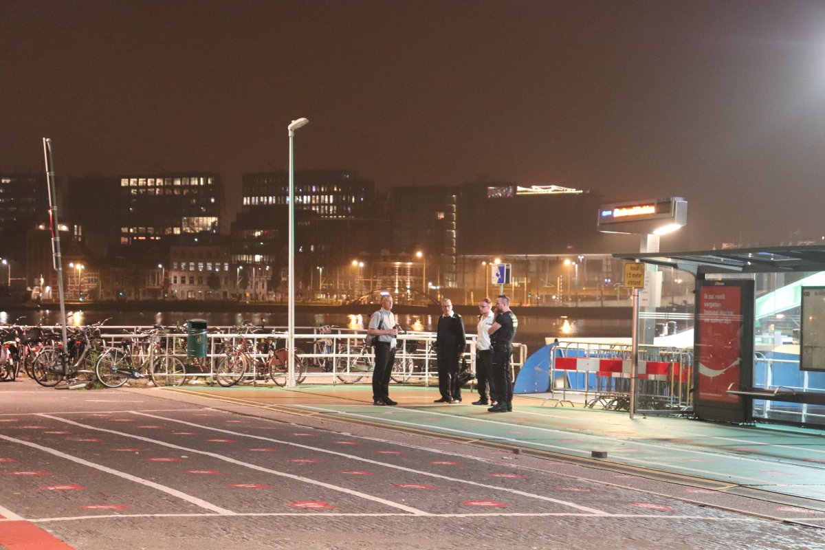 martindamen58's tweet photo. #politie #schiet verdachte neer die even ervoor een persoon op de pont had gestoken en met straatklinkers naar de politie gooiden. Buiksloterweg @noord020 De melding kwam vannacht om 03:38 uur binnen. Het slachtoffer sprong over boord in het ij. Beide naar zkh.@pol doet onderzoek https://t.co/0trLdvt5ZF
