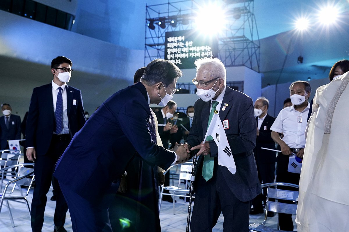 moonriver365's tweet image. 홀로 남은 이춘식 어르신은
지난해 일본의 수출규제가 시작되자,
“나 때문에 대한민국이 손해가 
아닌지 모르겠다” 하셨습니다.
우리는 한 개인의 존엄을 지키는 일이
결코 나라에 손해가 되지 않는다는 
사실을 확인할 것입니다.