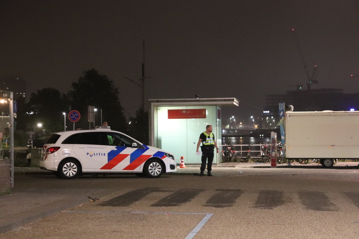 martindamen58's tweet photo. #politie #schiet verdachte neer die even ervoor een persoon op de pont had gestoken en met straatklinkers naar de politie gooiden. Buiksloterweg @noord020 De melding kwam vannacht om 03:38 uur binnen. Het slachtoffer sprong over boord in het ij. Beide naar zkh.@pol doet onderzoek https://t.co/0trLdvt5ZF
