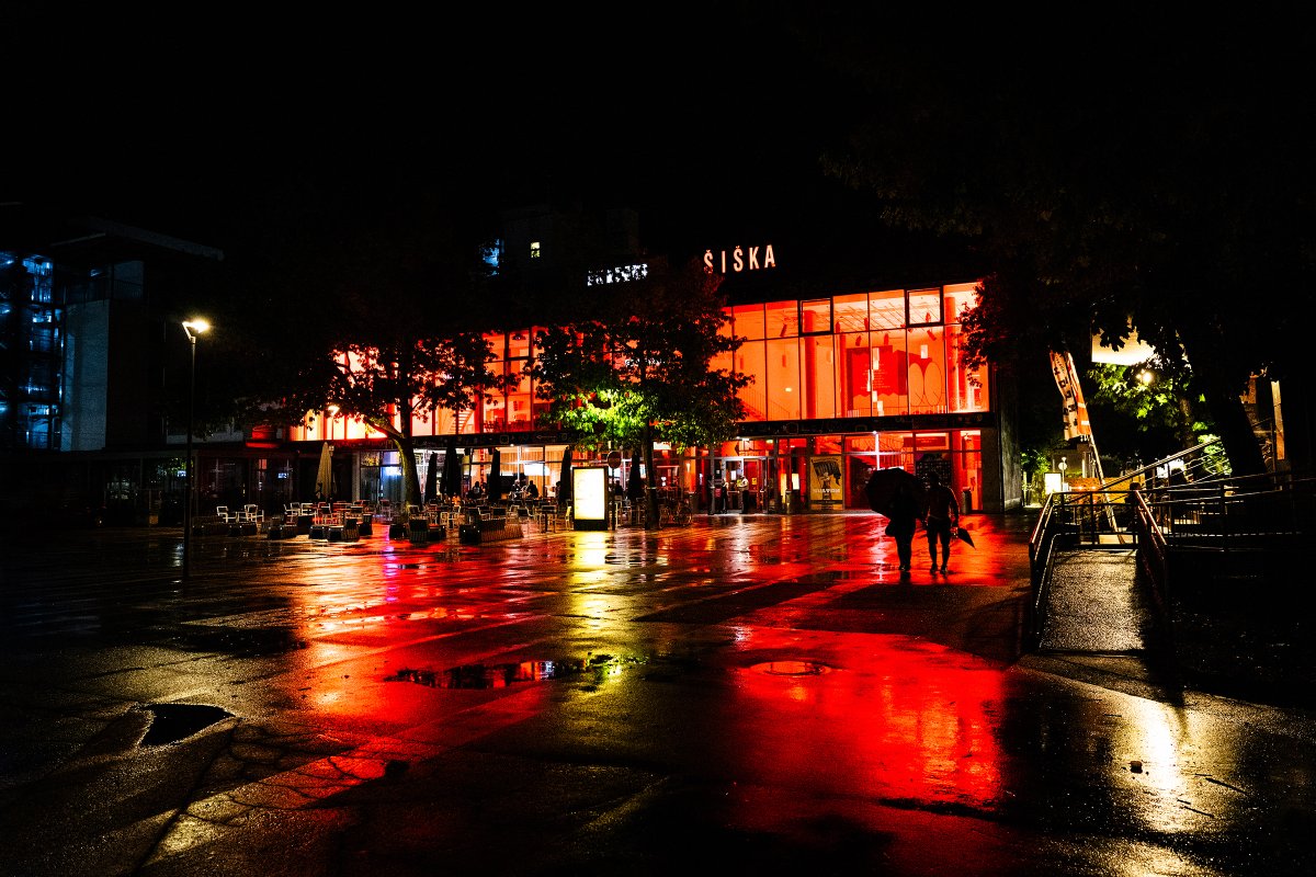 alpner_photo's tweet photo. Slovenia joins #WeMakeEvents campaign to raise public and media awareness in support of the live events sector. Photographs taken in Ljubljana, Slovenia on August 14th, 2020. © @marko_alpner
#LightItInRed #RedAlertDay #PustiteNasDelat #fotografske @kinosiska https://t.co/luxF2JwVZA
