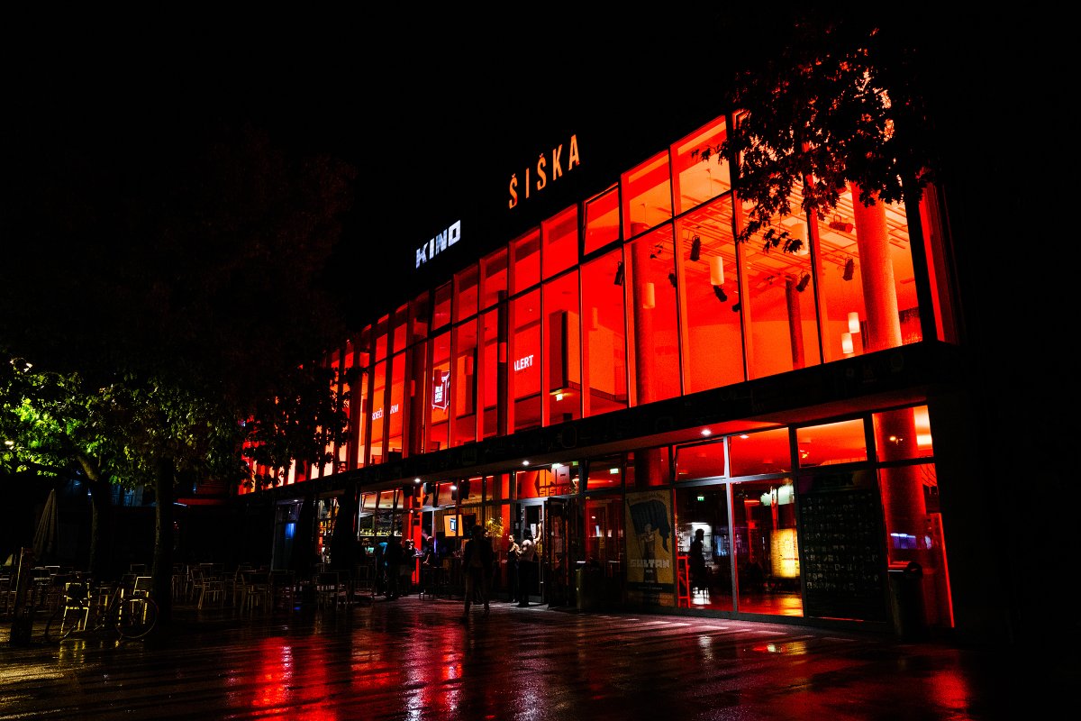alpner_photo's tweet photo. Slovenia joins #WeMakeEvents campaign to raise public and media awareness in support of the live events sector. Photographs taken in Ljubljana, Slovenia on August 14th, 2020. © @marko_alpner
#LightItInRed #RedAlertDay #PustiteNasDelat #fotografske @kinosiska https://t.co/luxF2JwVZA