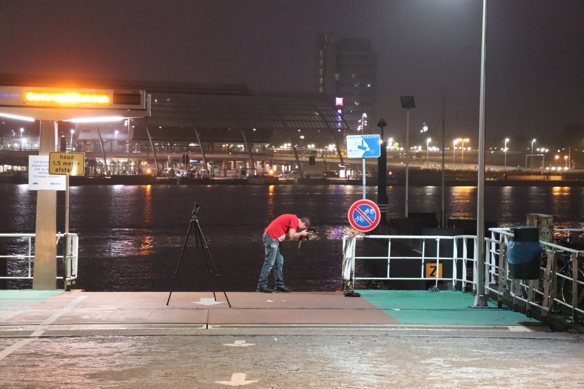 martindamen58's tweet photo. #politie #schiet verdachte neer die even ervoor een persoon op de pont had gestoken en met straatklinkers naar de politie gooiden. Buiksloterweg @noord020 De melding kwam vannacht om 03:38 uur binnen. Het slachtoffer sprong over boord in het ij. Beide naar zkh.@pol doet onderzoek https://t.co/0trLdvt5ZF