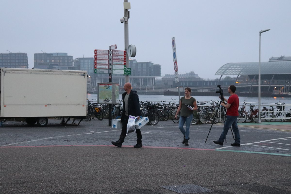 martindamen58's tweet photo. #politie #schiet verdachte neer die even ervoor een persoon op de pont had gestoken en met straatklinkers naar de politie gooiden. Buiksloterweg @noord020 De melding kwam vannacht om 03:38 uur binnen. Het slachtoffer sprong over boord in het ij. Beide naar zkh.@pol doet onderzoek https://t.co/0trLdvt5ZF