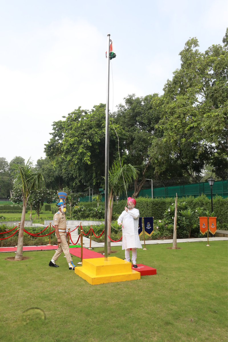 AmitShah's tweet photo. ‘स्वतंत्रता दिवस’ के अवसर पर अपने आवास पर ध्वजारोहण किया।

आप सभी को स्वतंत्रता दिवस की हार्दिक शुभकामनाएँ। https://t.co/kfmtRhRIuC