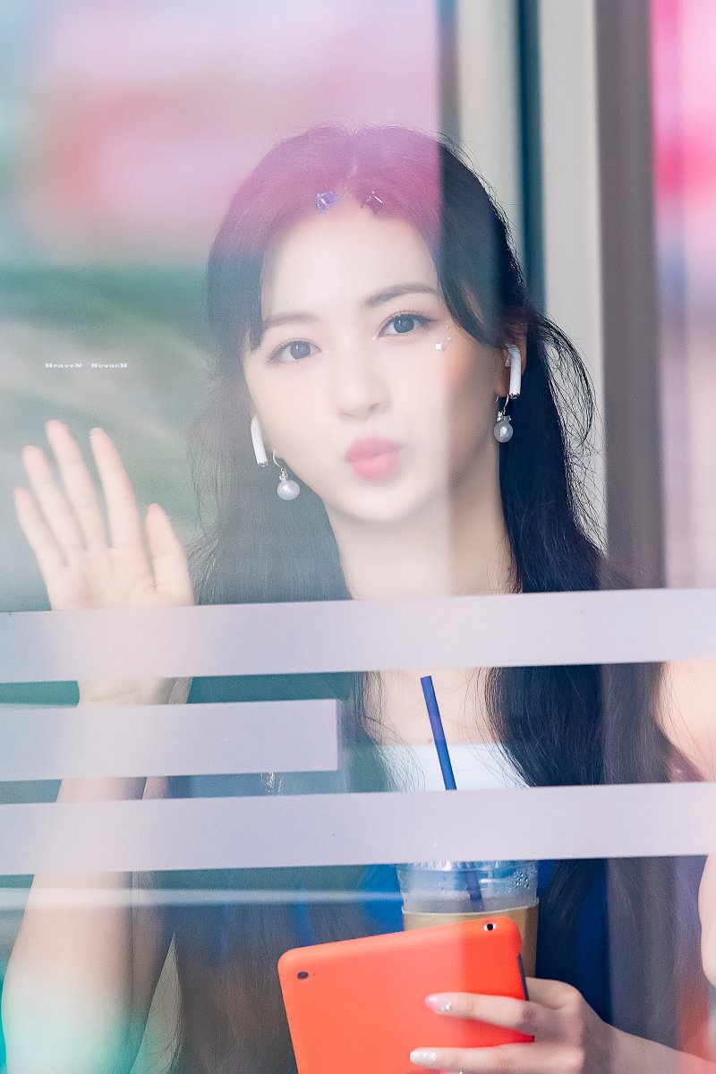 CB_NevaeH's tweet photo. 200812 쇼챔피언 출근

#CherryBullet #체리블렛 #JIWON #지원 https://t.co/ELTxnnoScm