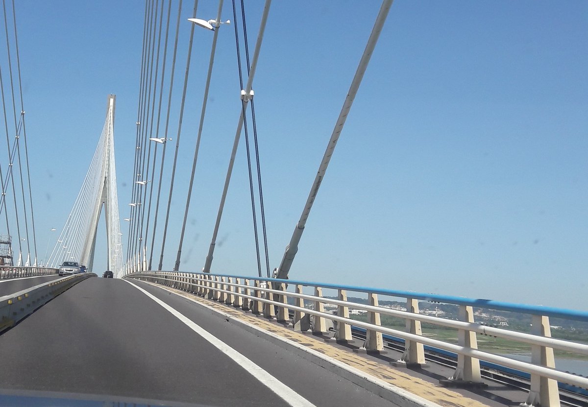 Gepige's tweet photo. "On construit trop de murs et pas assez de ponts" https://t.co/IeMzqbiTcE