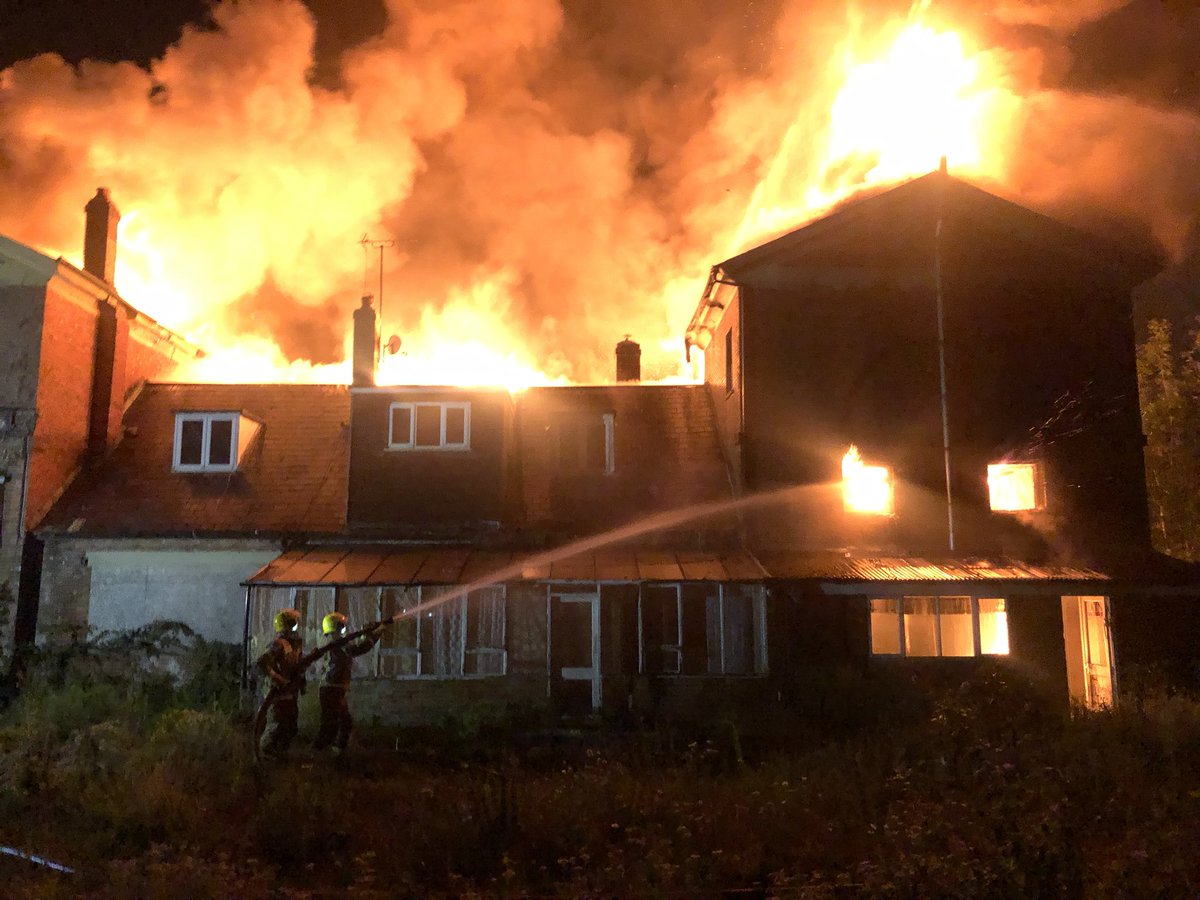 Eastleigh32's tweet photo. White Watch and our On Call crew have just returned from the 8 pump fire in Eastleigh, unfortunately we couldn’t save the building but crews now have the fire under control and are damping down https://t.co/qcSynRO2IQ