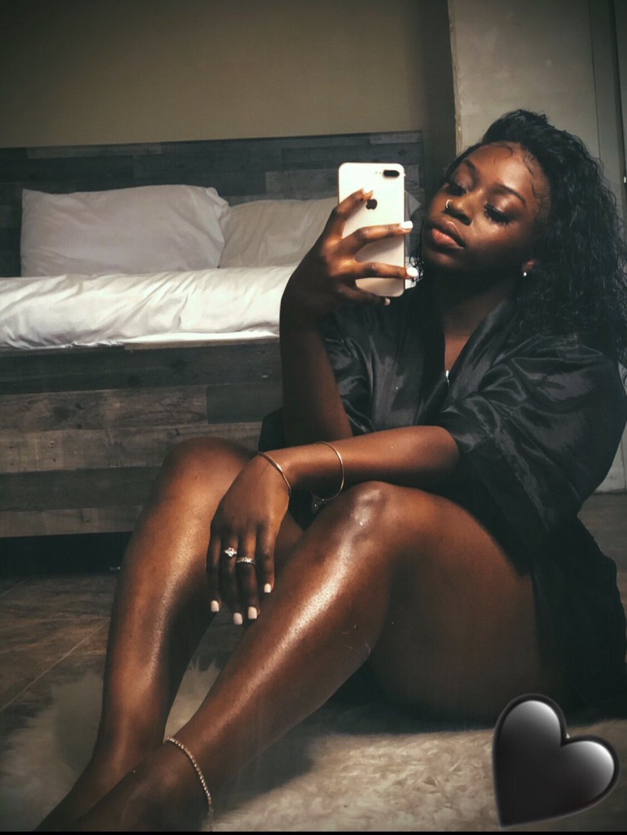 _MoeLee's tweet photo. I had a mini photo shoot in my room 🤎🥴 https://t.co/vm5AB9WiMQ