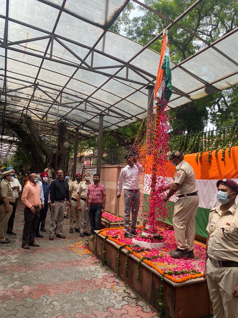 DMCentralDelhi's tweet photo. #74th_IndependenceDay #Celebration by #District_Central.
Our #Support_System #ASHAs and #ANMs were #motivated by #DM_Central with #Certificate and #prize.
#independentday #IndependentIndia
@Dilkhush_ias @HarishM07710561 @Aaakaaash01 @timesofindia @htTweets https://t.co/YnhBmJOW3w