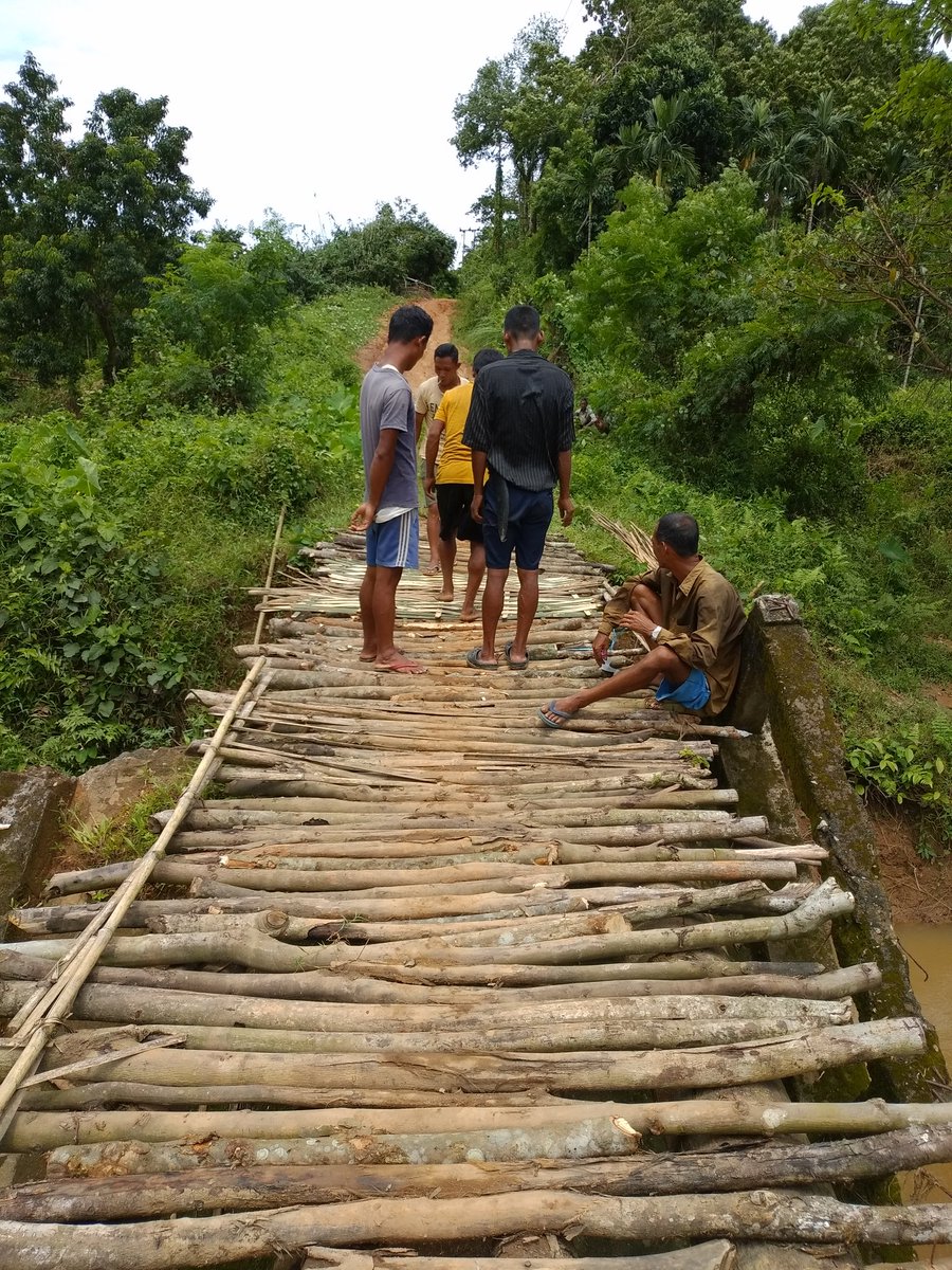 dalseng_m's tweet photo. This is the way to Tikrikilla and to Dadenggre. Under the village Rangsagre, West Garo Hills Meghalaya. The Bridge was breakdown by the flood of rain water. To day we are making temporary bridges from wood and bamboo tree. So we want a bridge immediately. https://t.co/uBGlho4IIE