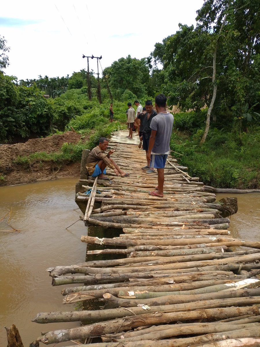 dalseng_m's tweet photo. This is the way to Tikrikilla and to Dadenggre. Under the village Rangsagre, West Garo Hills Meghalaya. The Bridge was breakdown by the flood of rain water. To day we are making temporary bridges from wood and bamboo tree. So we want a bridge immediately. https://t.co/uBGlho4IIE
