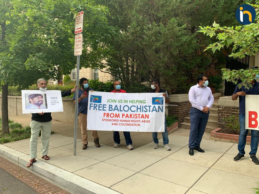 india_narrative's tweet photo. #INPhotoblog | #Balcoh and Sindhi nationalists voice their protest against Pakistan, on the day of the Islamic Republic's independence day
#FreeBalochistan #pakistanexposed #IndiaNarrative https://t.co/7EFcevfXaq