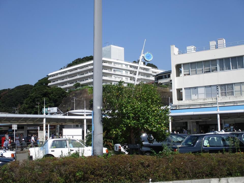 zusitto's tweet photo. 令和元年東日本台風以来、壊れて撤去されていたJR逗子駅前の時計がようやく新しくなって復活。良かった。 https://t.co/aU4YyXHVgp