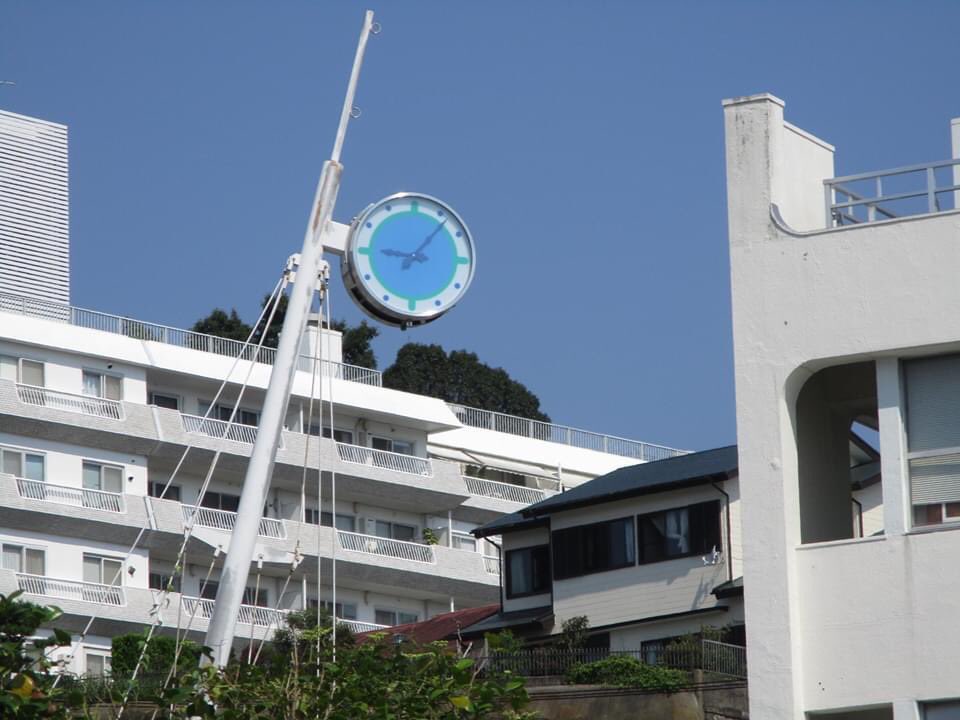 zusitto's tweet photo. 令和元年東日本台風以来、壊れて撤去されていたJR逗子駅前の時計がようやく新しくなって復活。良かった。 https://t.co/aU4YyXHVgp