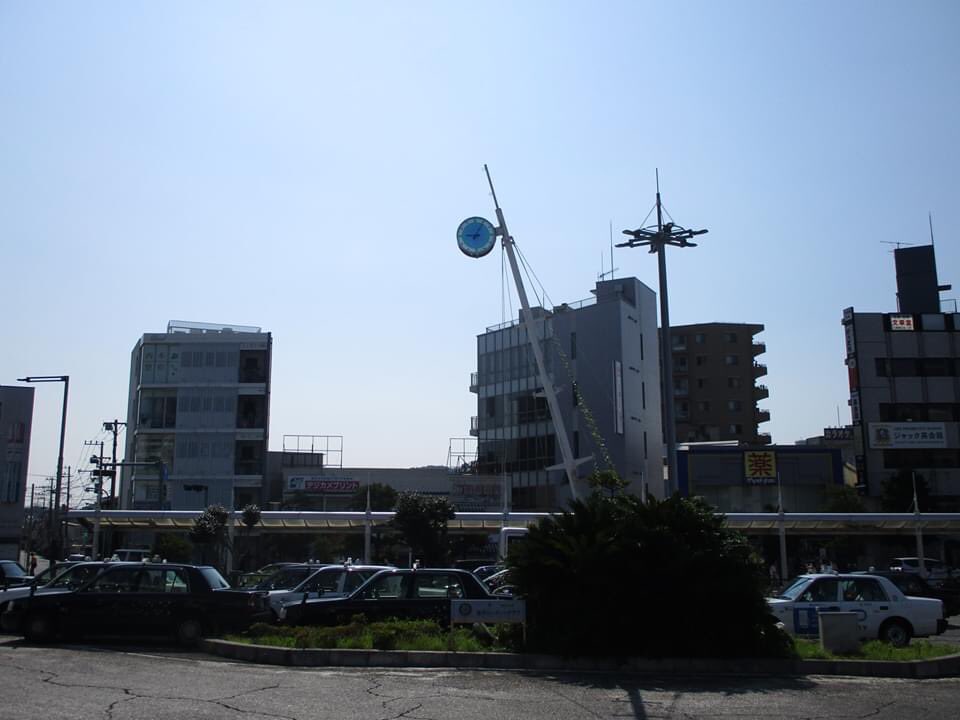 zusitto's tweet photo. 令和元年東日本台風以来、壊れて撤去されていたJR逗子駅前の時計がようやく新しくなって復活。良かった。 https://t.co/aU4YyXHVgp