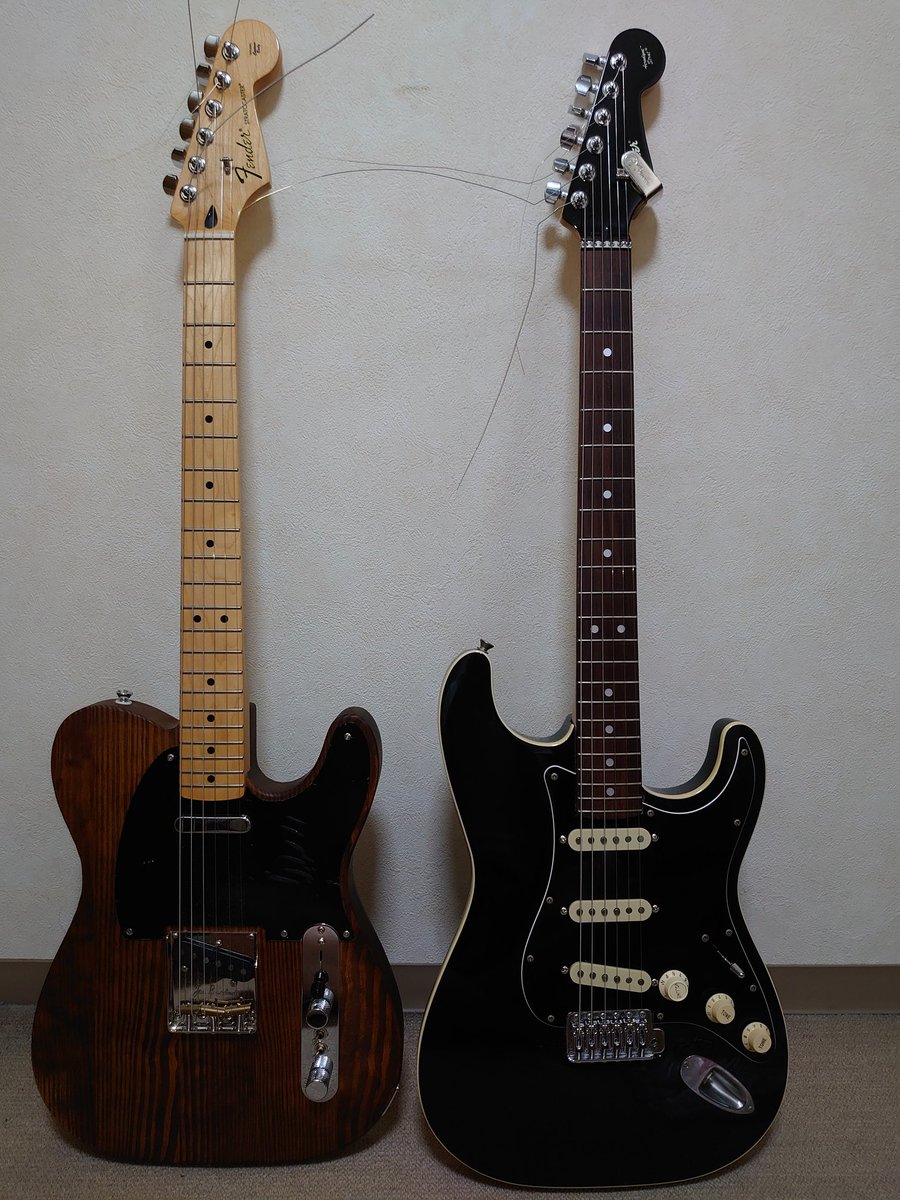 teleRR4's tweet photo. 家の子達！
右は、吊るしの  “teamUSA”
左は、自組み&amp;多改造

高校生時分から30年以上家にいる最長老、84年式FenderJapanストラトは封印中 https://t.co/G3HUmmq7SG