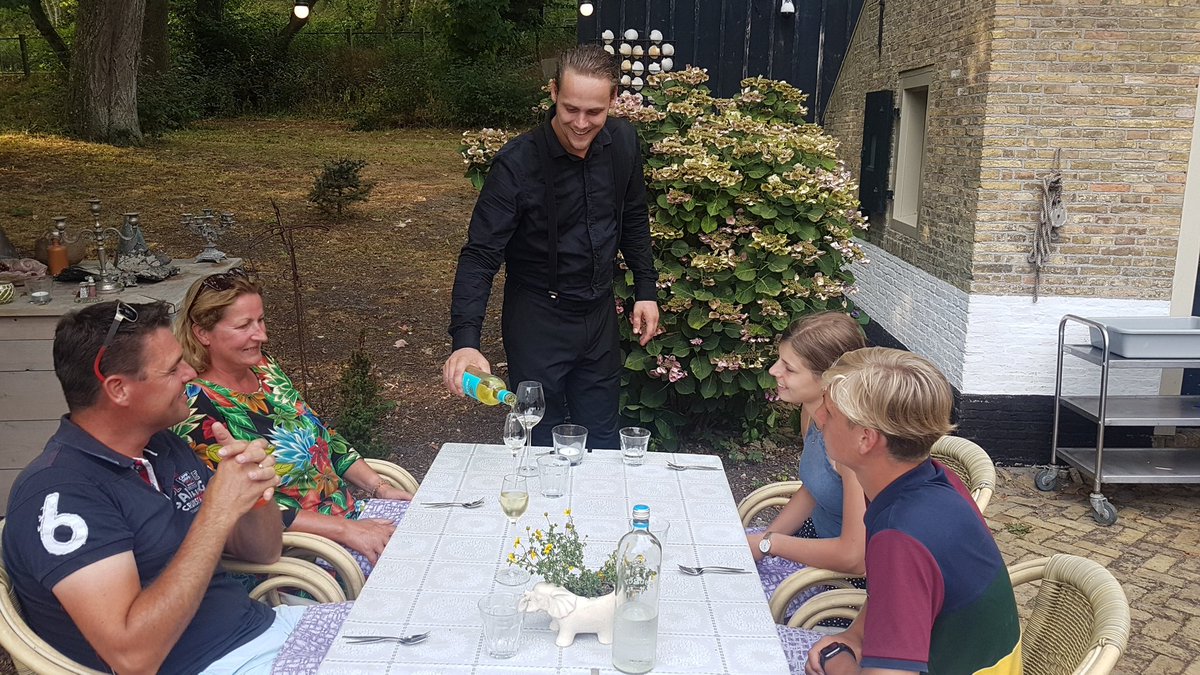 Hoort zegt 't voort😁 per direct extra 👐 nodig Wie o Wie op Vlie? #Vlieland #Armhuis loop gewoon langs om te kijken of we matchen😍 of mailtje naar info@armhuis.com #bediening #keuken #afwas