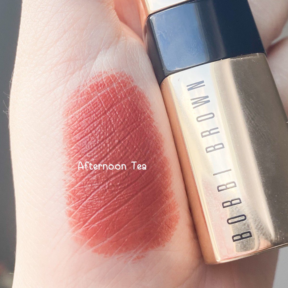 fonfondly's tweet photo. ตำตำตำเท่านั้น สีนี่คือแบบเป็นที่ทุกคนควรมีเลย ของ @BobbiBrown_TH สี Afternoon tea ลิปทาทีไรมั่นใจทุกทีว่า ฉันสวย ฉันเริ่ด เพราะลิปสีสวย จะทาเต็มปากหรือเบลนๆก็สวยหมด เพราะเนื้อลิปเกลี่ยได���ไม่แห้ง https://t.co/1IgxN9IA9z