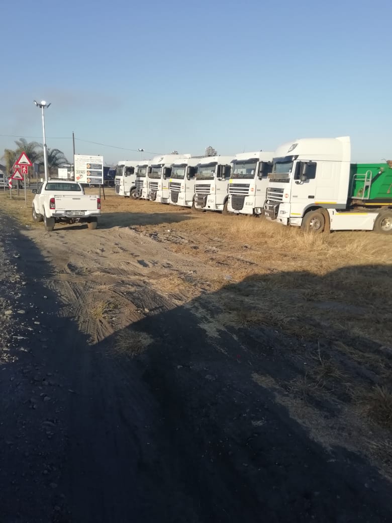 SAPoliceService's tweet photo. #sapsLIM Provincial Organized Crime Unit in Limpopo, assisted by the Thabazimbi Detectives and Security Officers from the Northam Platinum Mine, have on 14/08, arrested 14 suspected illegal miners. Trucks with Chrome laden trailers worth R15 MIL seized. ME
https://t.co/zzjRhYeti4 https://t.co/QpYKzLQSAF